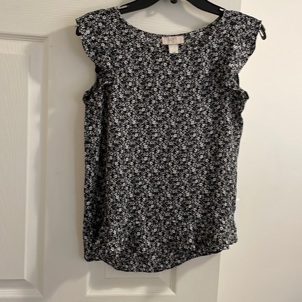 🛍️EUC LOFT floral Tank W/ Flutter Sleeves XSP 265